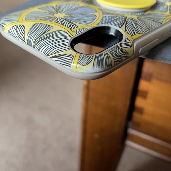 Otterbox with a built in Pop-socket IPhoneX - Picture 9 of 9
